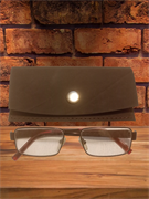 {{photo.Alt || photo.Description || 'Кожаный футляр для очков, чехол очечник с кнопкой'}}