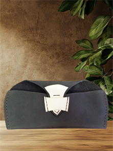 {{photo.Alt || photo.Description || 'Кожаный футляр для очков, чехол очечник'}}