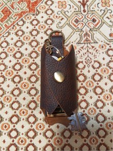 {{photo.Alt || photo.Description || 'Ключница Летучая мышь. Коричневая. Зернистая'}}