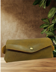 {{photo.Alt || photo.Description || 'Кожаный футляр для очков. Жёлто-зеленый. На магните'}}